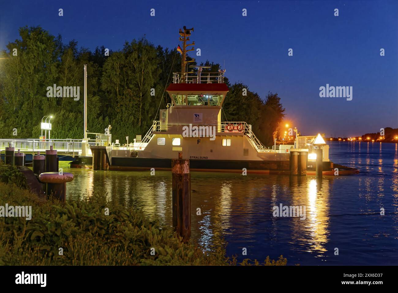 Exploitation nocturne du traversier du canal Stralsund, à la jetée de la Faehrstrasse sur le côté sud du canal, sur le canal de Kiel. Breiholz, Schleswig-Ho Banque D'Images