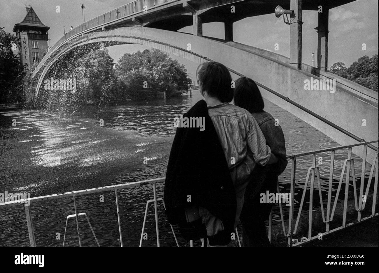 Allemagne, Berlin, 27 juin 1991, pont de l'abbaye vers l'île de la jeunesse dans Treptower Park, (avec partie d'eau), Europe Banque D'Images