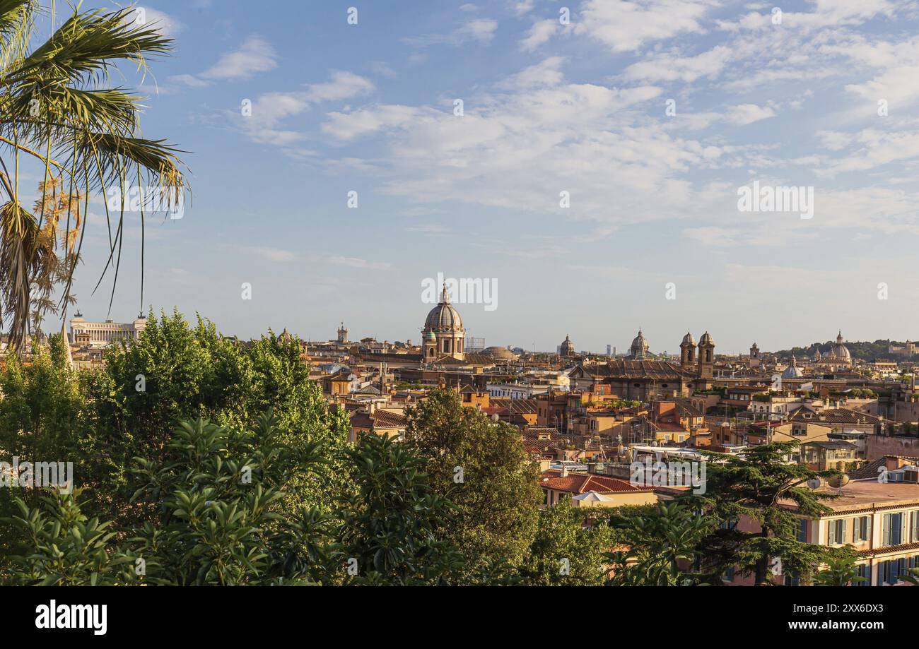 Paysage urbain de Rome en été. Vue sur les toits de Rome avec architecture ancienne en Italie. Architecture de Rome et point de repère Banque D'Images