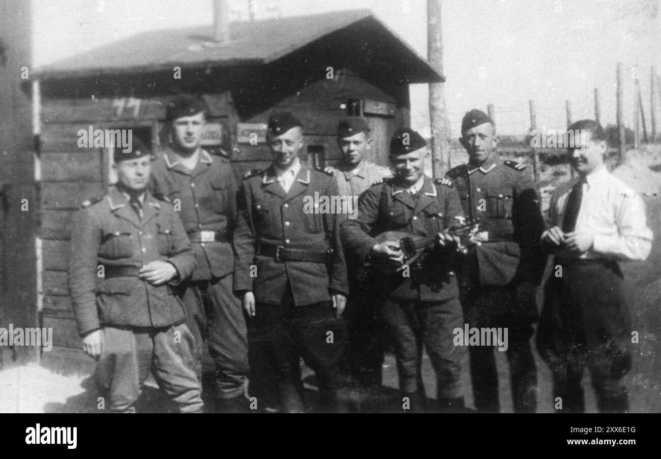 Un portrait de groupe souriant des gardes Trawniki au camp de la mort de Belzec en 1942. Trawniki était un camp d'entraînement SS près du village de Trawniki, non loin de Lublin en Pologne. Cette photo révélatrice montre un groupe de jeunes hommes satisfaits - l'un d'eux a même son ukelele. Banque D'Images