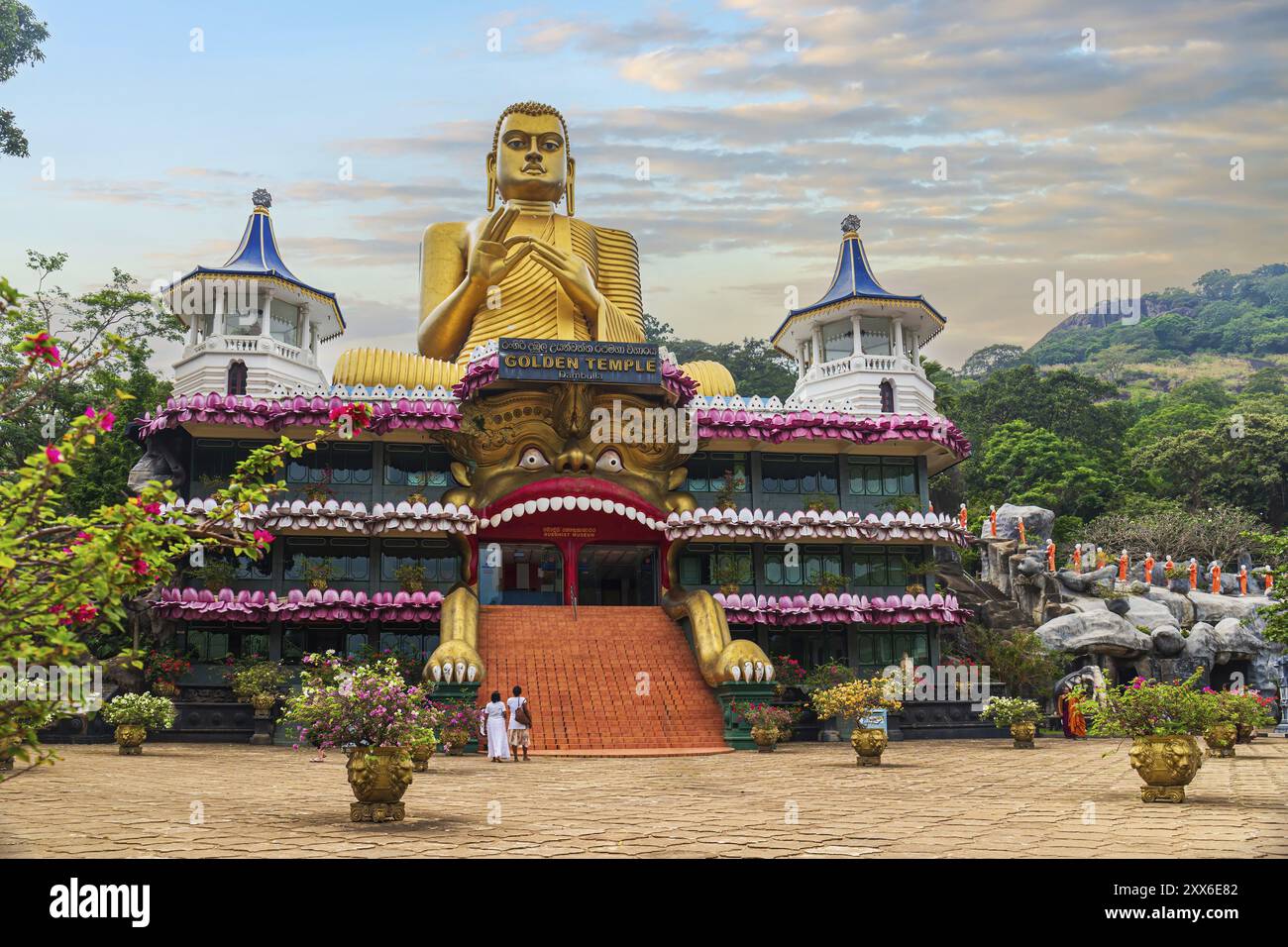 Temple doré de Dambulla ou Temple de la grotte de Dambulla est un site du patrimoine mondial près de Dambulla au Sri Lanka Banque D'Images