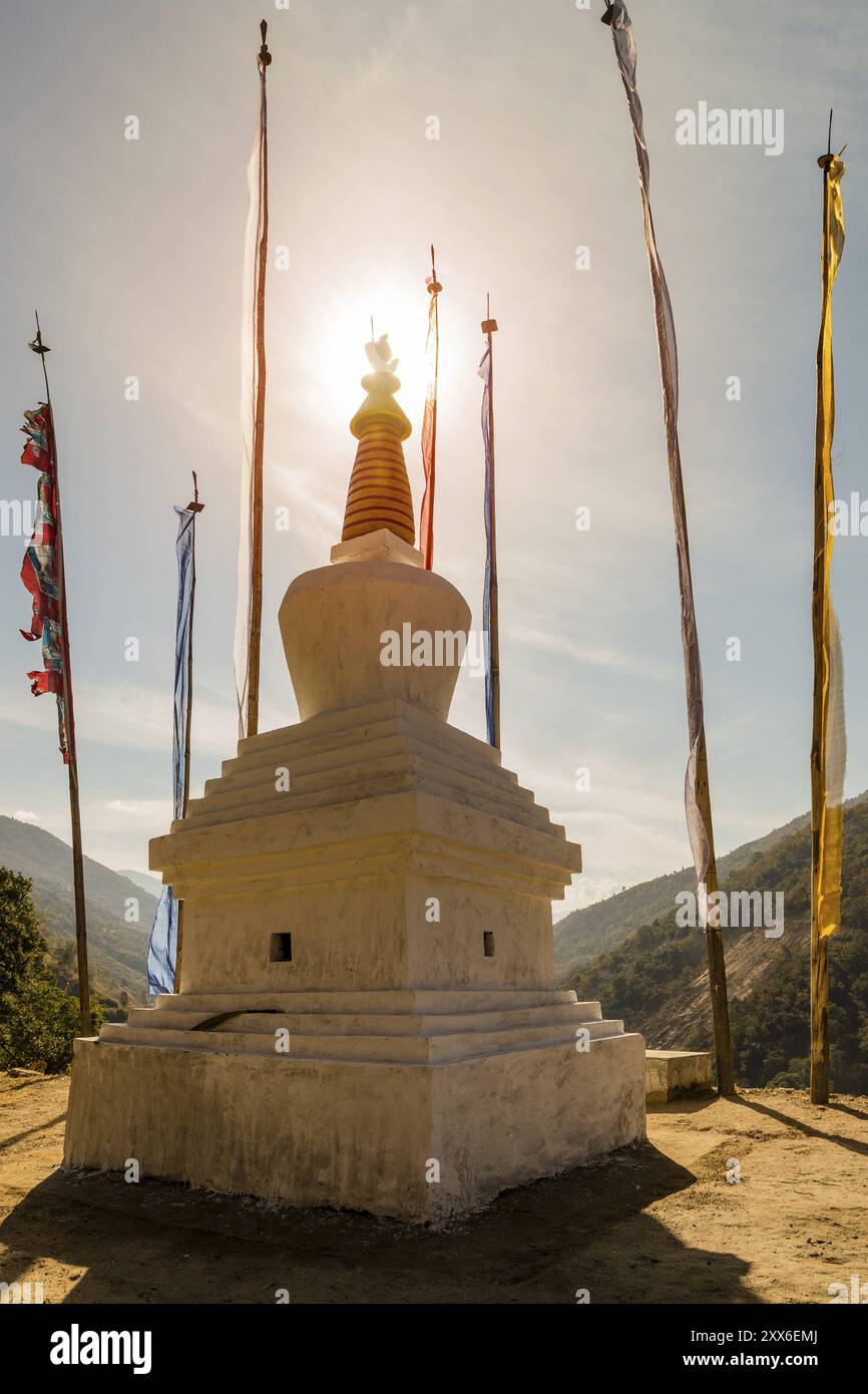 Coucher de soleil derrière la pointe d'une pagode sainte dans le Royaume du Bhoutan Banque D'Images