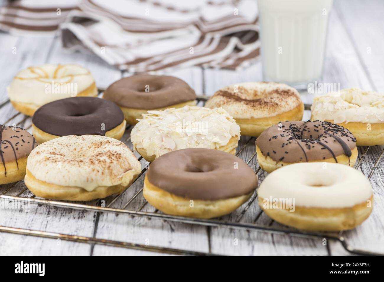 Portion de certains Donuts en gros plan détaillé (fraîche, mise au point sélective) Banque D'Images