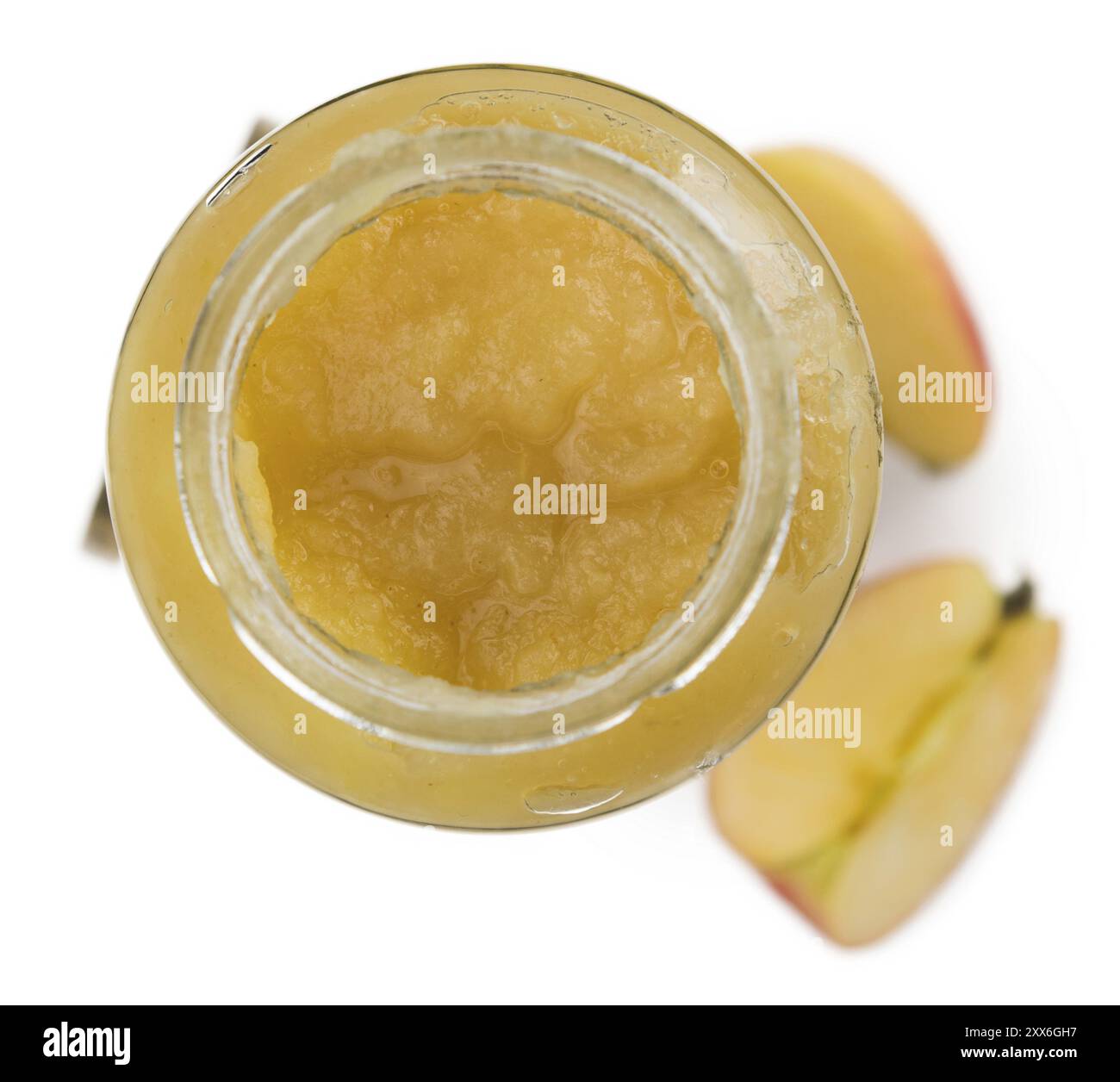 Partie de la compote faite maison (selective focus) isolé sur fond blanc (gros plan) Banque D'Images