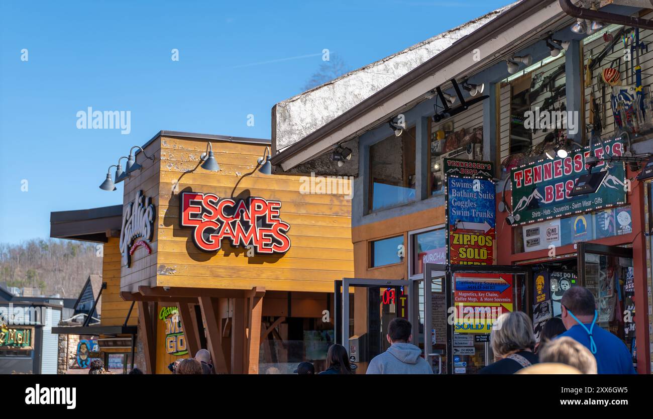 GATLINBURG, TN - 12 mars 2024 : scène de trottoir avec panneau Escape Games et portes de plusieurs magasins. Banque D'Images