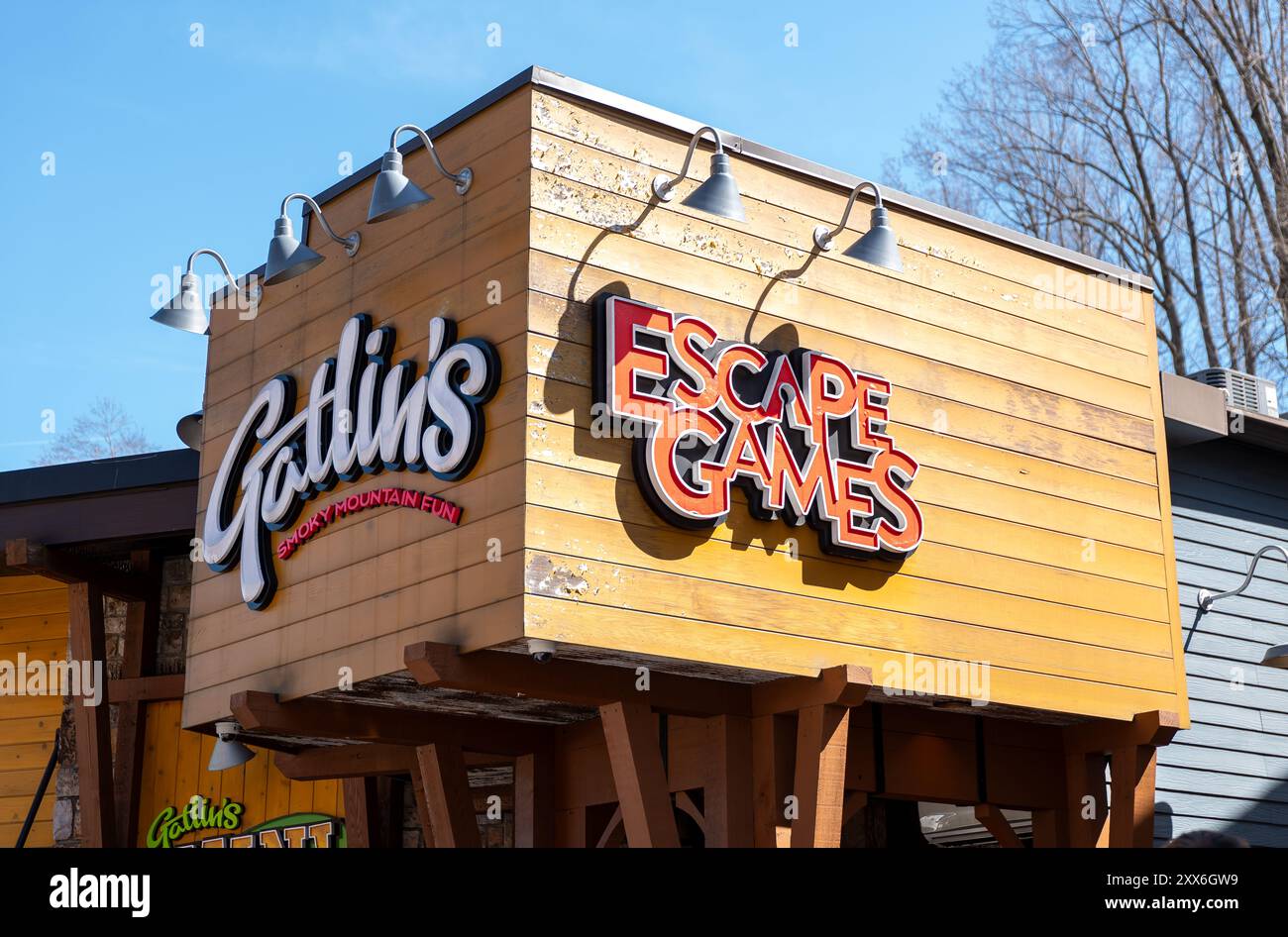 GATLINBURG, TN - 12 mars 2024 : Gatlins Smokey Mountain Fun and Escape Games signe au-dessus de la porte de l'attraction populaire du Tennessee. Banque D'Images