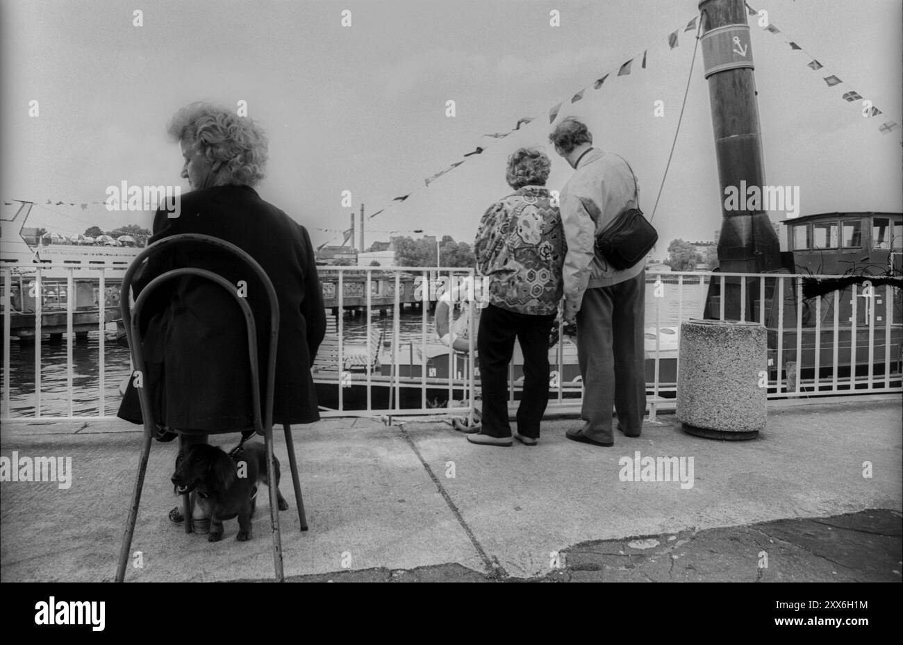 Allemagne, Berlin, 27.06.1991, débarcadère du Weisse Flott e à Treptower Park, femme sur chaise, teckel, vieux vapeur, Europe Banque D'Images