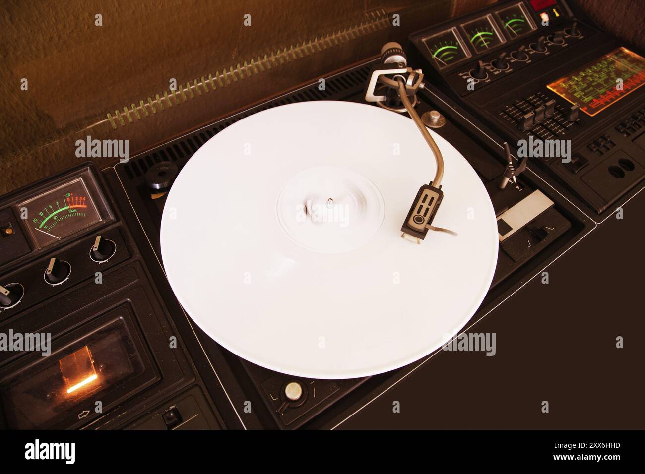 Un tourne-disque classique avec le dernier vinyle Banque D'Images