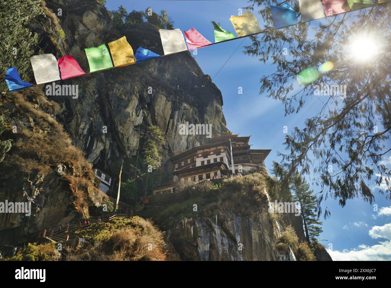 Avis de Taktshang monastère à travers les drapeaux de prières Banque D'Images