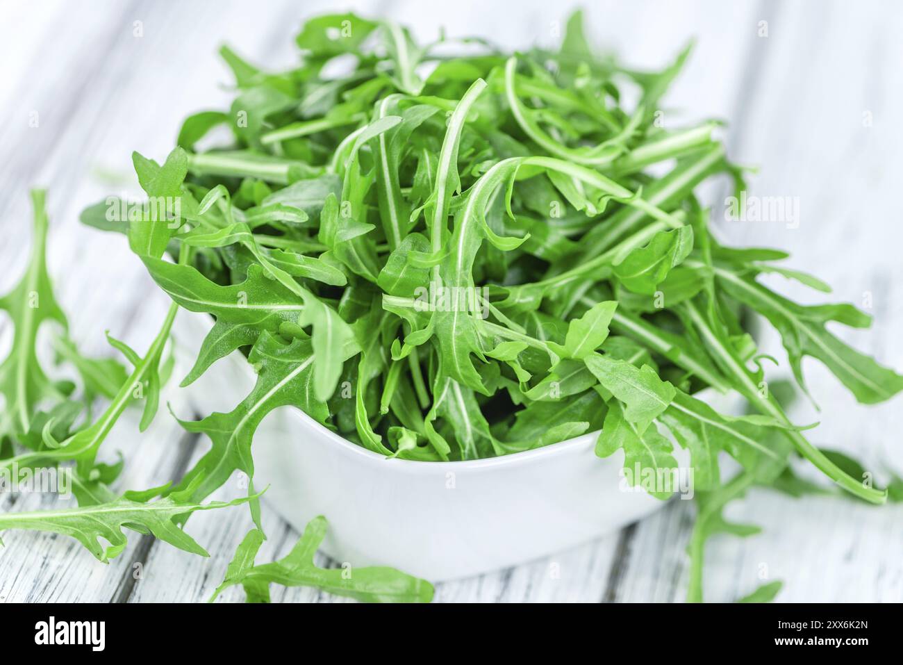 Table en bois avec Arugula fraîche en gros plan détaillé (mise au point sélective) Banque D'Images