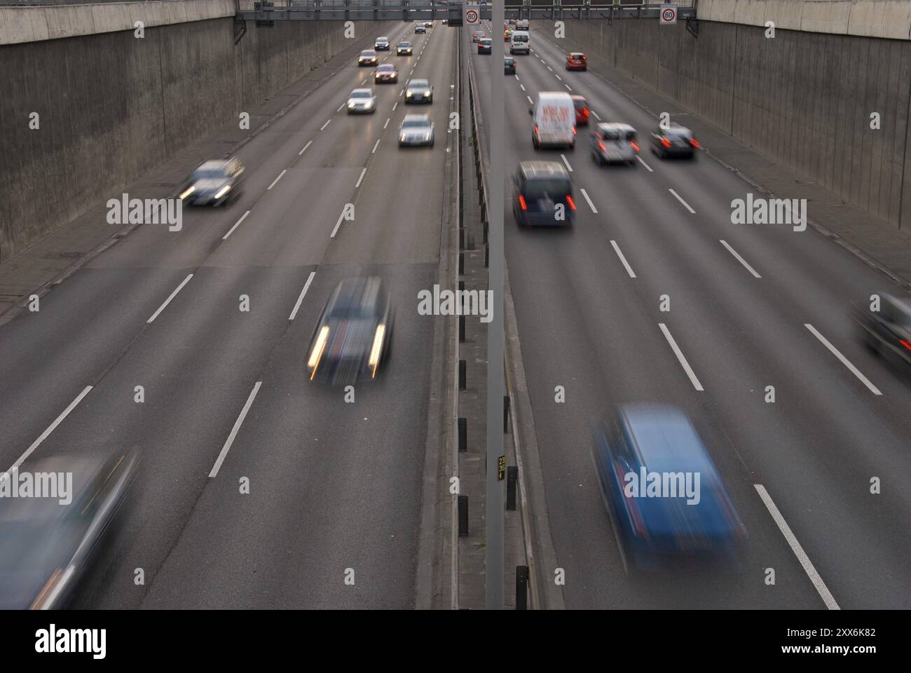 Haghway avec trafic et flou de mouvement à l'aube Banque D'Images