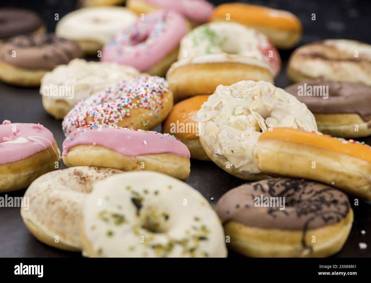 Portion de certains Donuts en gros plan détaillé (fraîche, mise au point sélective) Banque D'Images