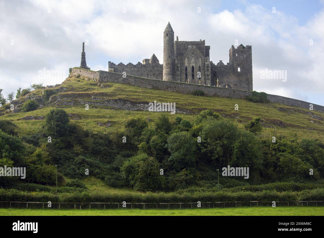 Le Rocher de Cashel, ancien siège des rois de Munster, par une journée ensoleillée. Tipperary, Irlande, Europe Banque D'Images