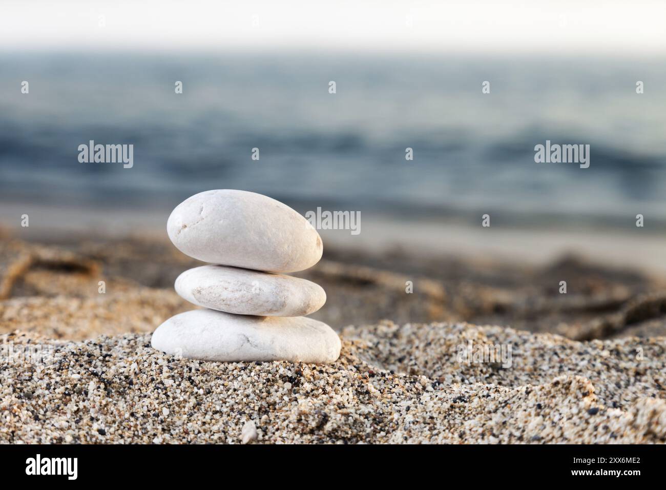 Stabilité et harmonie, pile ou pile de pierres de roche d'équilibrage sur les vacances d'été mer plage soleil Banque D'Images