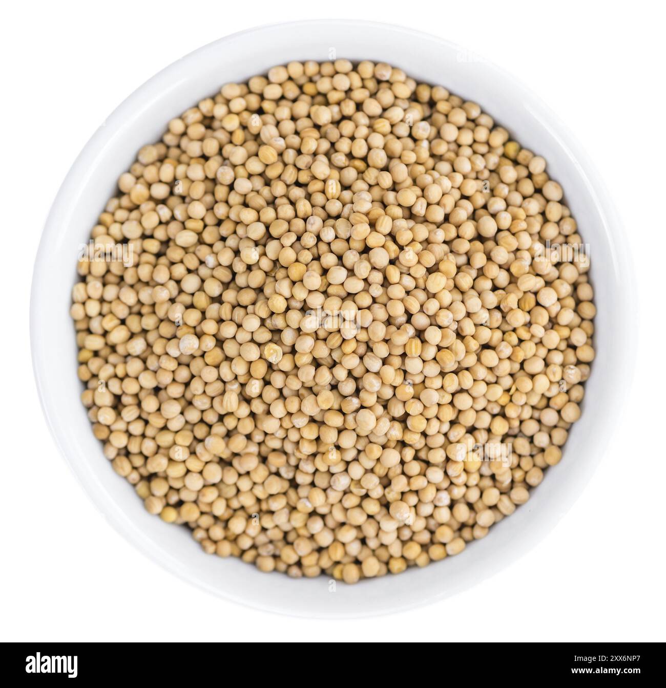 Graines de moutarde isolées sur fond blanc (mise au point sélective, gros plan) Banque D'Images