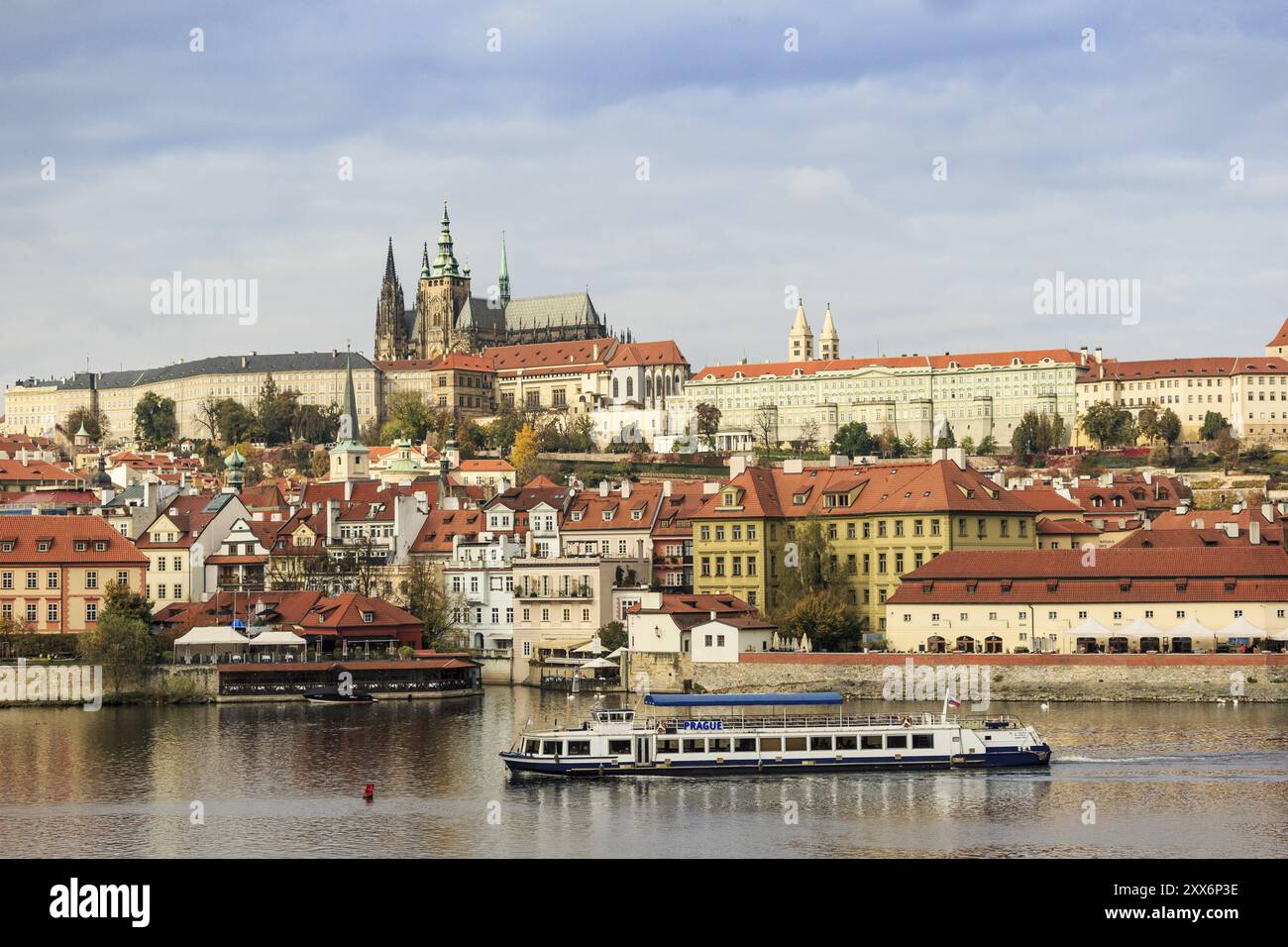 Large vue panoramique sur le complexe du château de Prague Banque D'Images