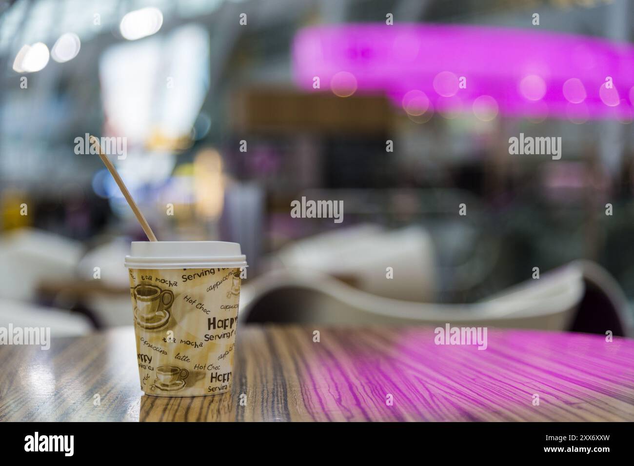 Tasse en papier avec café sur une table de restaurant Banque D'Images