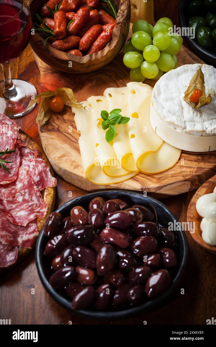 Antipasto et plateau de restauration avec divers produits de viande et de fromage Banque D'Images