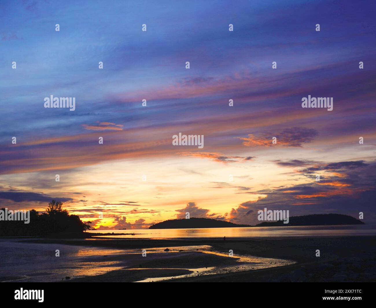 Belle vue matinale sur le lever du soleil à Pak Nam Sichon, la zone estuaire dans la province de Chumphon, Thaïlande. Banque D'Images