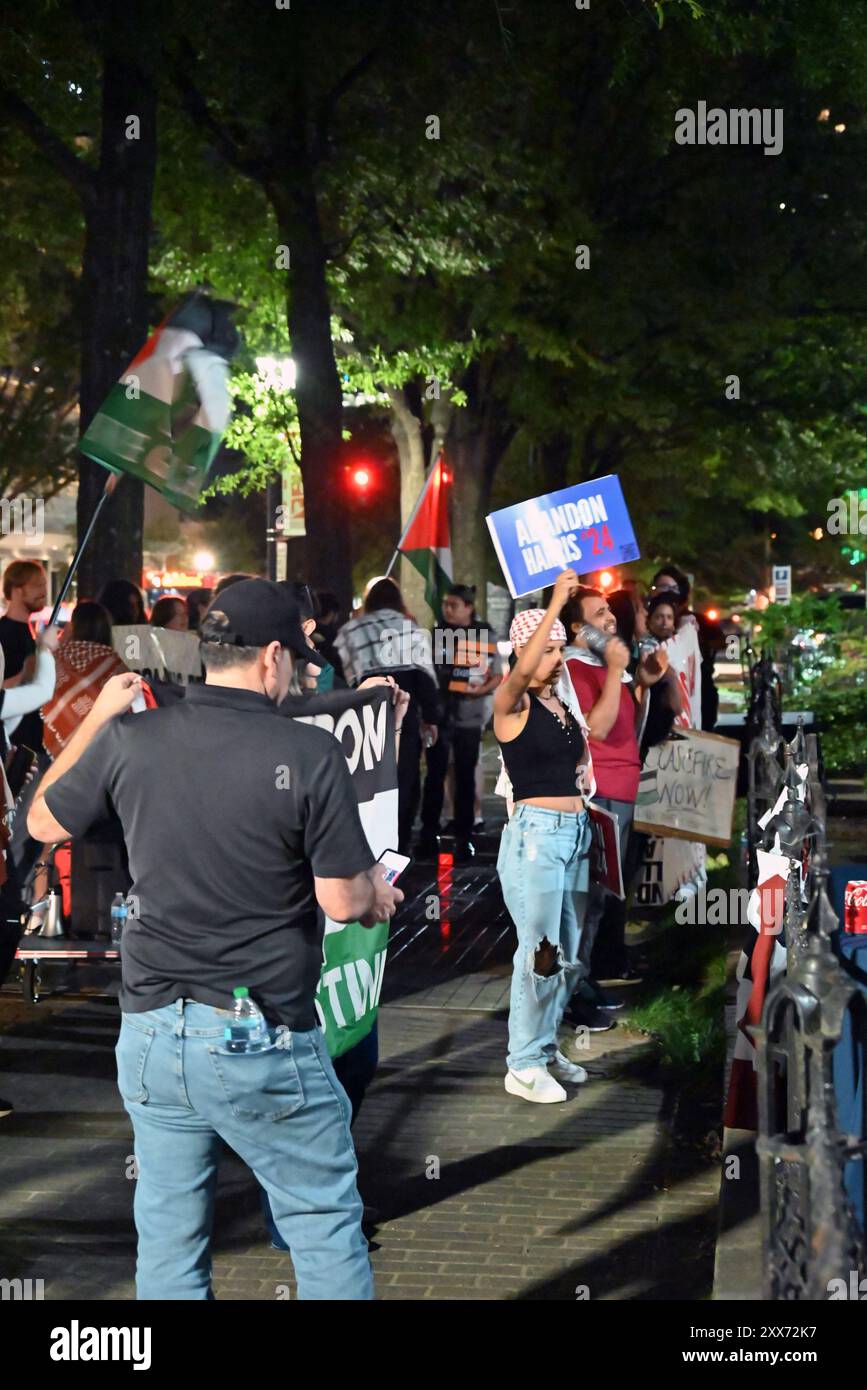 Raleigh, Caroline du Nord, États-Unis, 22 août 2024; une quarantaine de manifestants arborent des pancartes, brandissent des drapeaux et scandent des slogans anti-guerre et anti-Parti démocratique sur la guerre entre Israël et le Hamas à Gaza. La manifestation s'est déroulée devant le siège du Parti démocrate de Caroline du Nord à Raleigh pendant la dernière nuit de la Convention nationale démocrate. Credit d Guest Smith / Alamy Live News Banque D'Images