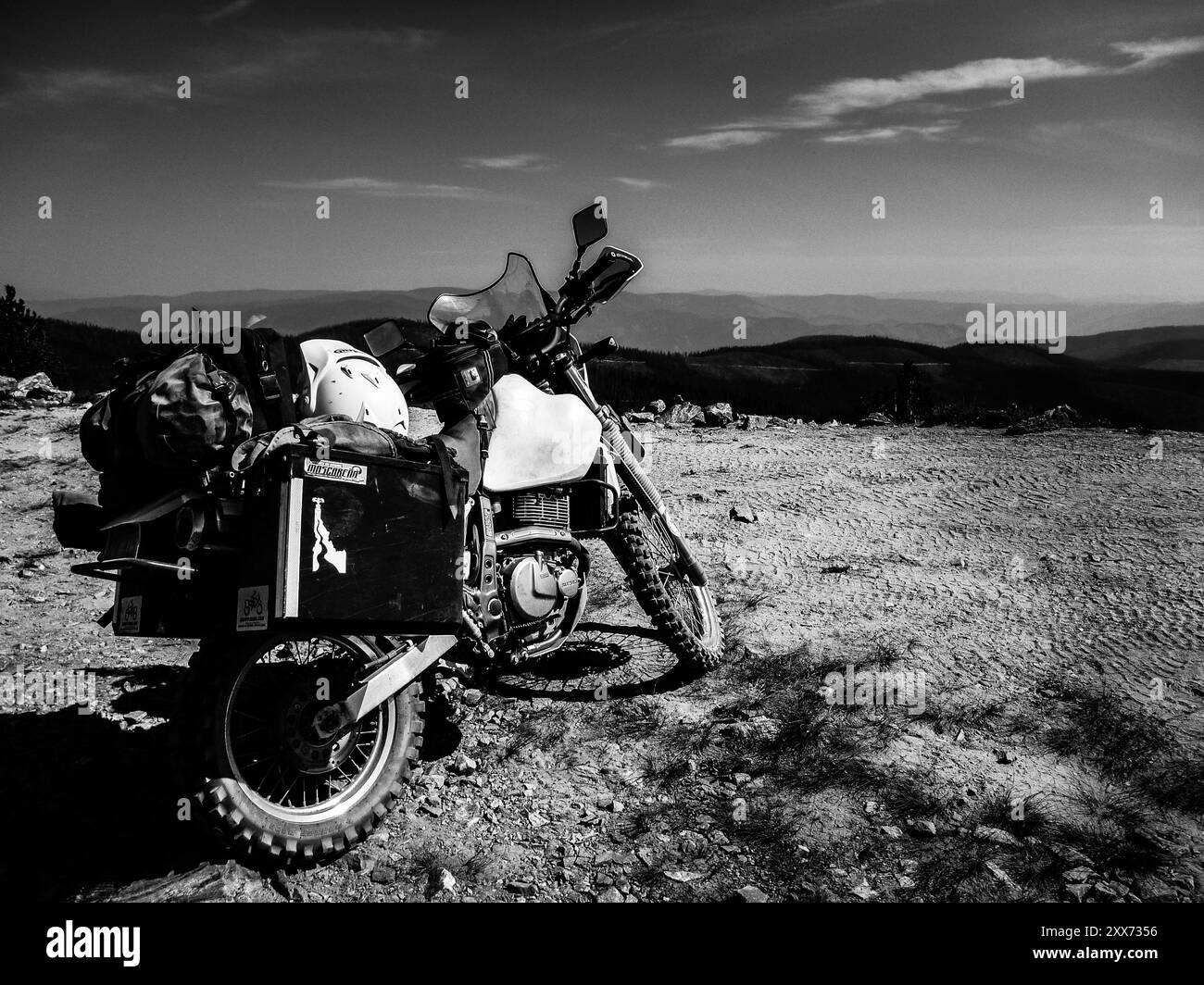 Moto Adventure garée sur Mountain Overlook en noir et blanc Banque D'Images