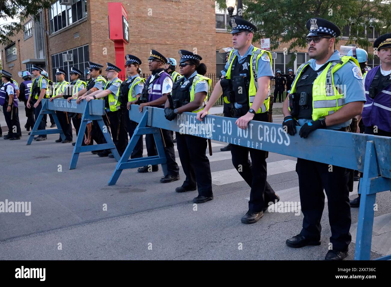 Police Line au rassemblement Pro-Palestine à Union Park, Chicago. 22 août 2024. Banque D'Images