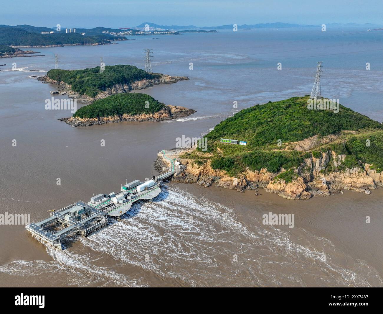 ZHOUSHAN, CHINE - 23 AOÛT 2024 - LHD1600 Endeavour, le plus grand générateur de courant de marée de mégawatts au monde, est en service dans les eaux Banque D'Images
