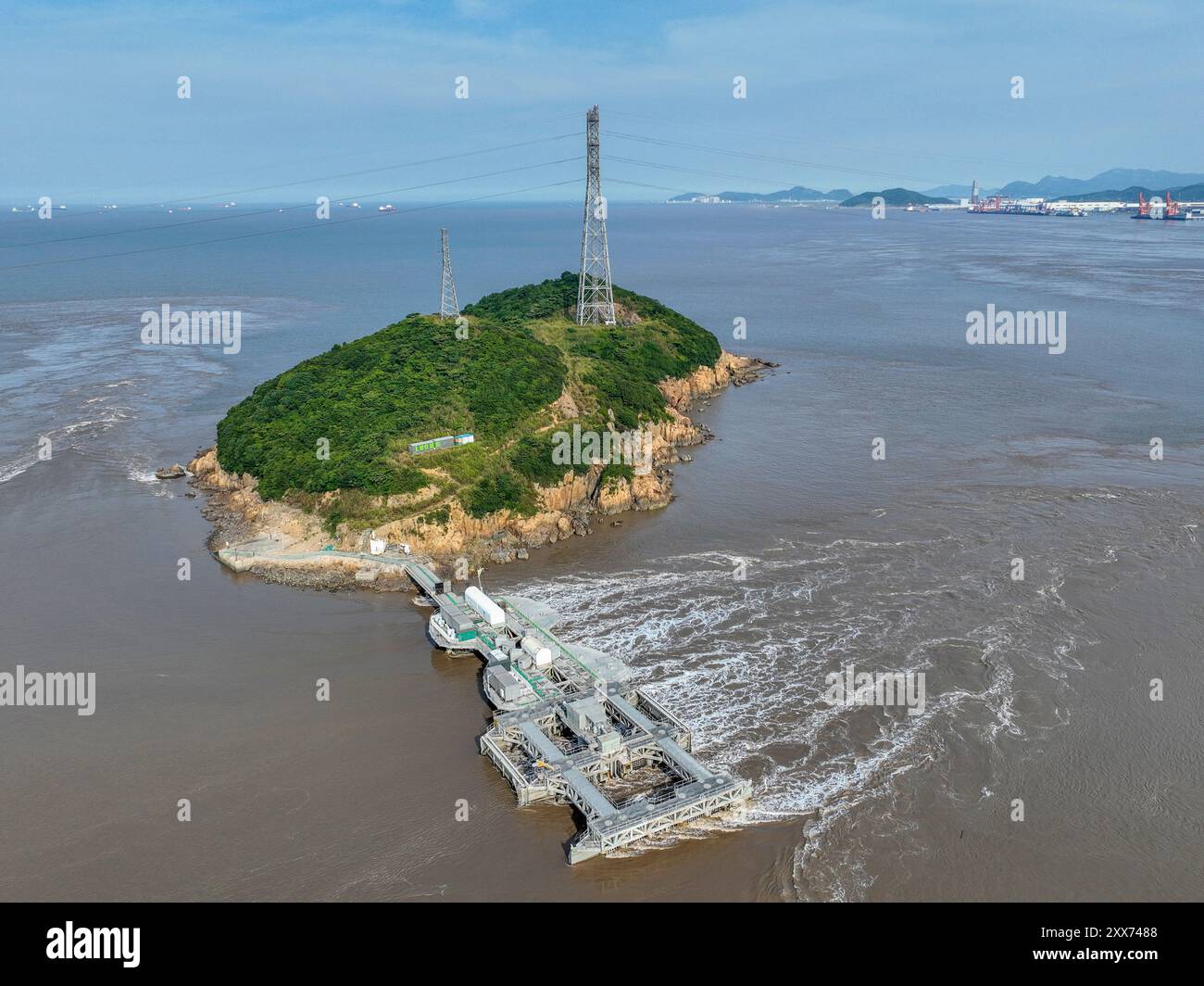 ZHOUSHAN, CHINE - 23 AOÛT 2024 - LHD1600 Endeavour, le plus grand générateur de courant de marée de mégawatts au monde, est en service dans les eaux Banque D'Images