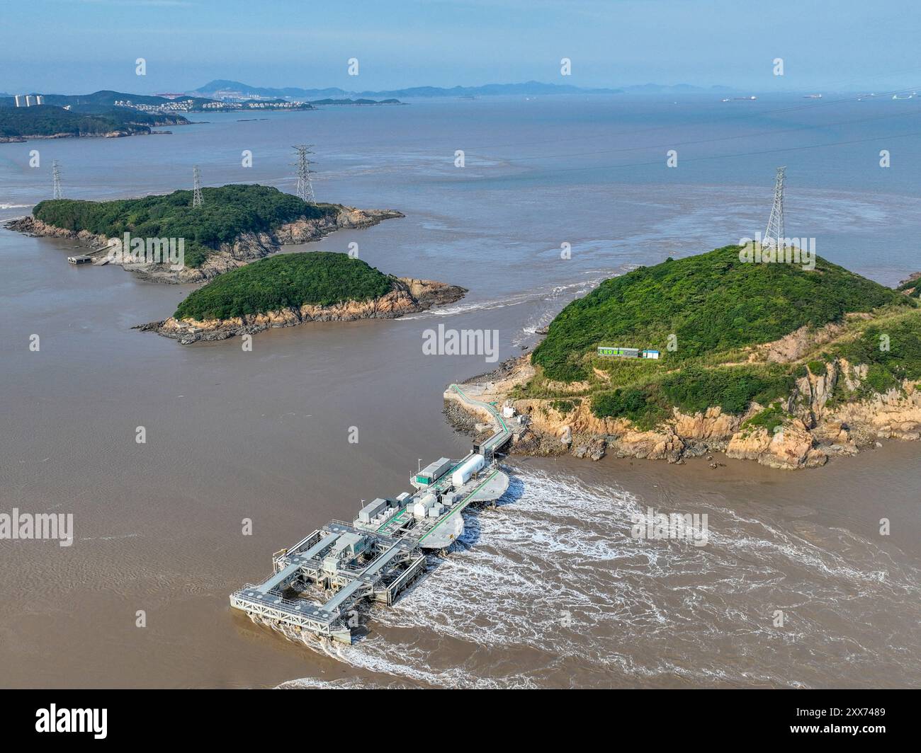 ZHOUSHAN, CHINE - 23 AOÛT 2024 - LHD1600 Endeavour, le plus grand générateur de courant de marée de mégawatts au monde, est en service dans les eaux Banque D'Images