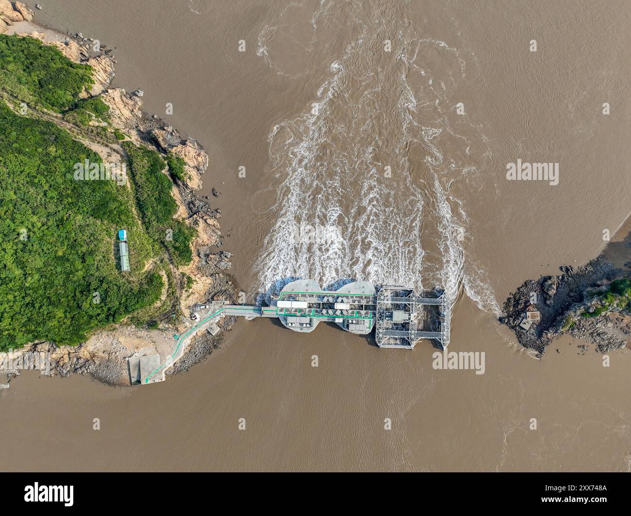 ZHOUSHAN, CHINE - 23 AOÛT 2024 - LHD1600 Endeavour, le plus grand générateur de courant de marée de mégawatts au monde, est en service dans les eaux Banque D'Images