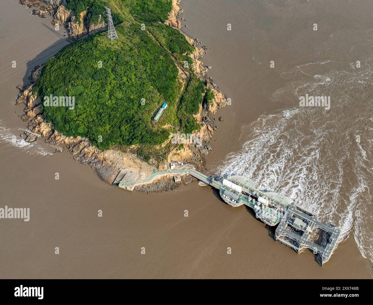 ZHOUSHAN, CHINE - 23 AOÛT 2024 - LHD1600 Endeavour, le plus grand générateur de courant de marée de mégawatts au monde, est en service dans les eaux Banque D'Images