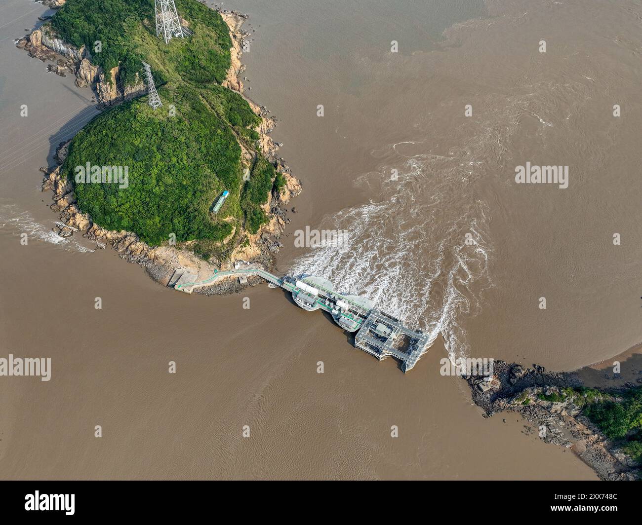 ZHOUSHAN, CHINE - 23 AOÛT 2024 - LHD1600 Endeavour, le plus grand générateur de courant de marée de mégawatts au monde, est en service dans les eaux Banque D'Images