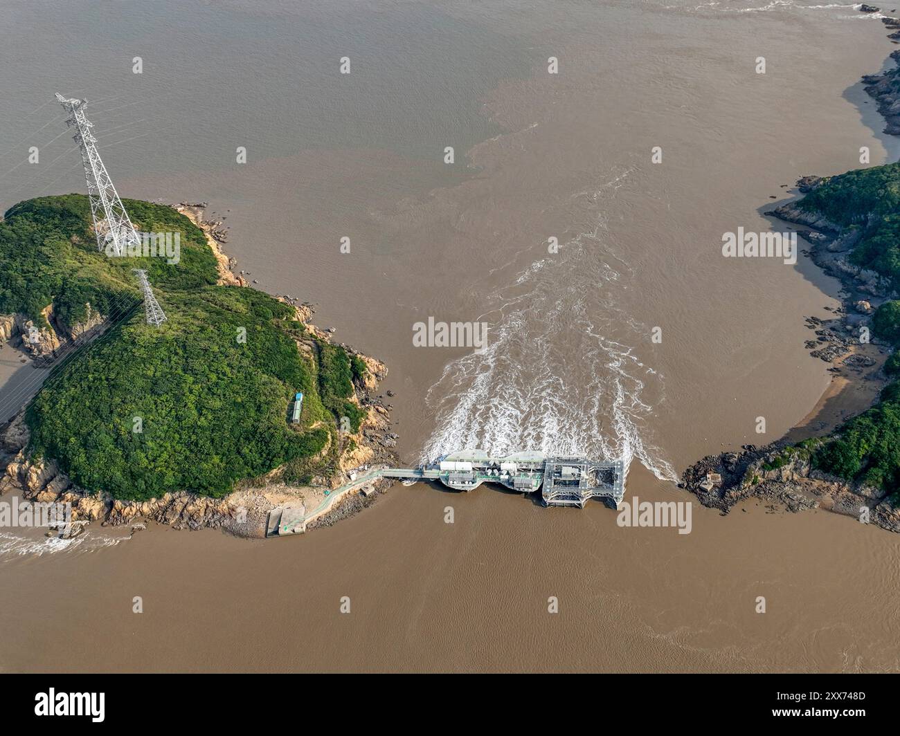 ZHOUSHAN, CHINE - 23 AOÛT 2024 - LHD1600 Endeavour, le plus grand générateur de courant de marée de mégawatts au monde, est en service dans les eaux Banque D'Images