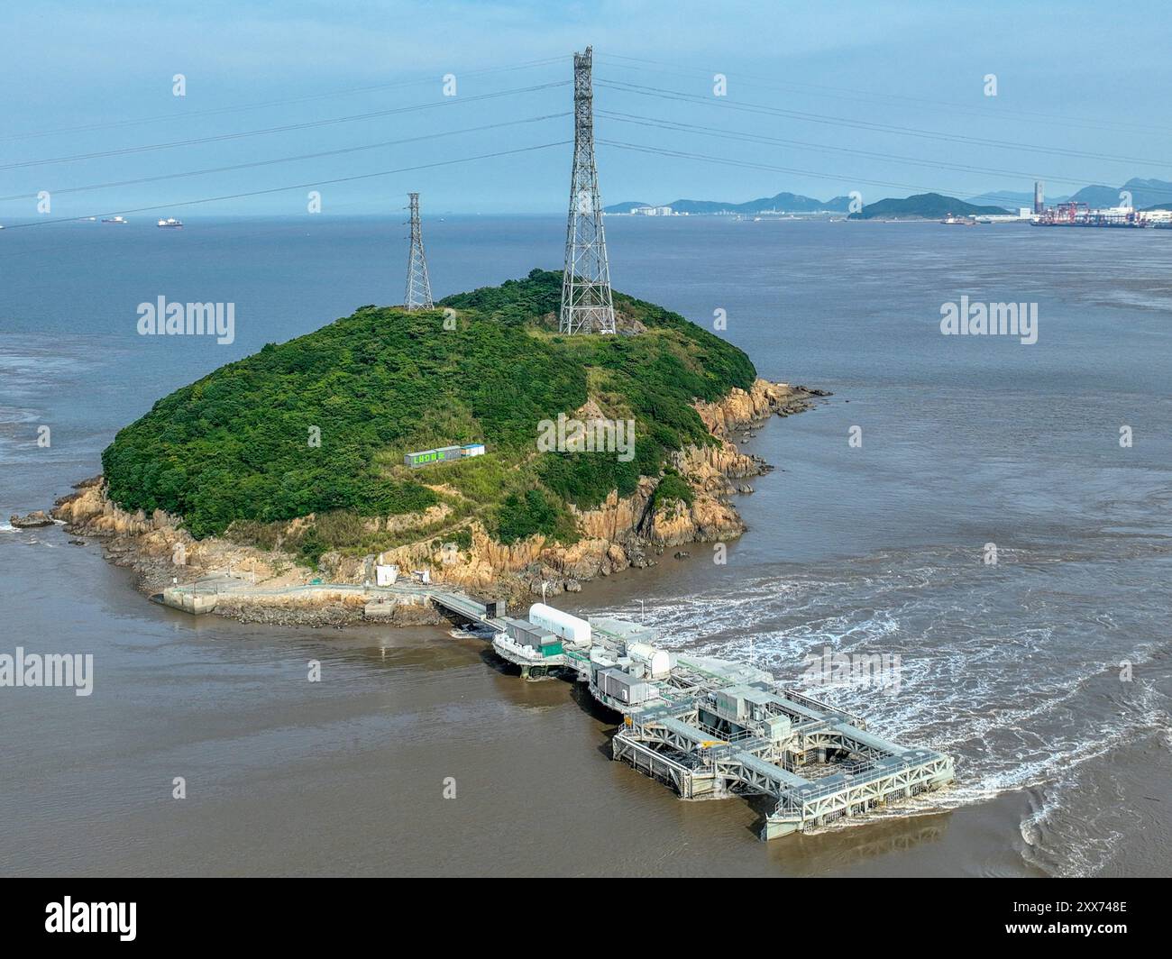 ZHOUSHAN, CHINE - 23 AOÛT 2024 - LHD1600 Endeavour, le plus grand générateur de courant de marée de mégawatts au monde, est en service dans les eaux Banque D'Images