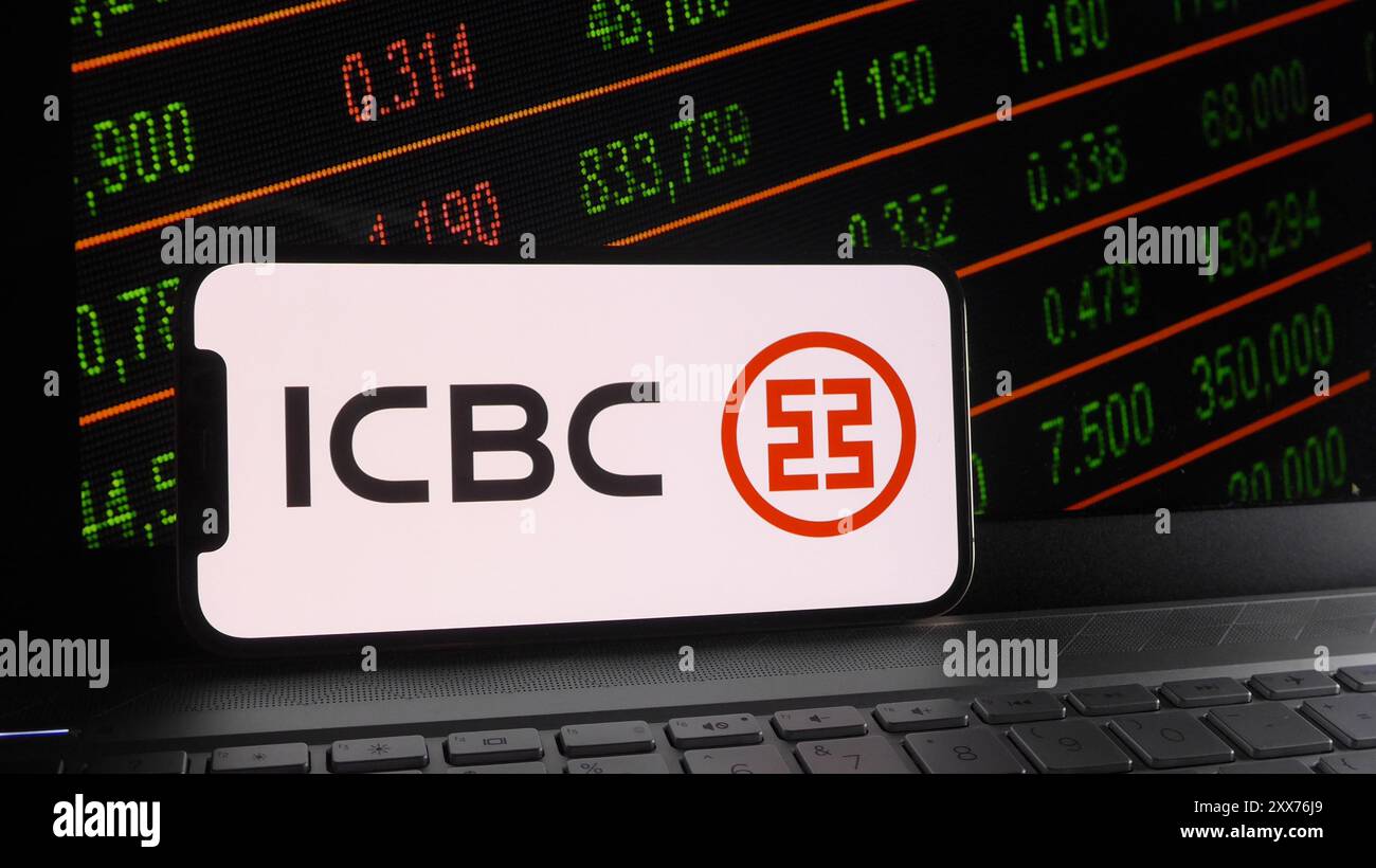 Chine. 23 août 2024. Dans cette illustration photo, le logo ICBC est affiché sur un smartphone avec une bourse et un fond de clavier d'ordinateur portable. Crédit : SOPA images Limited/Alamy Live News Banque D'Images