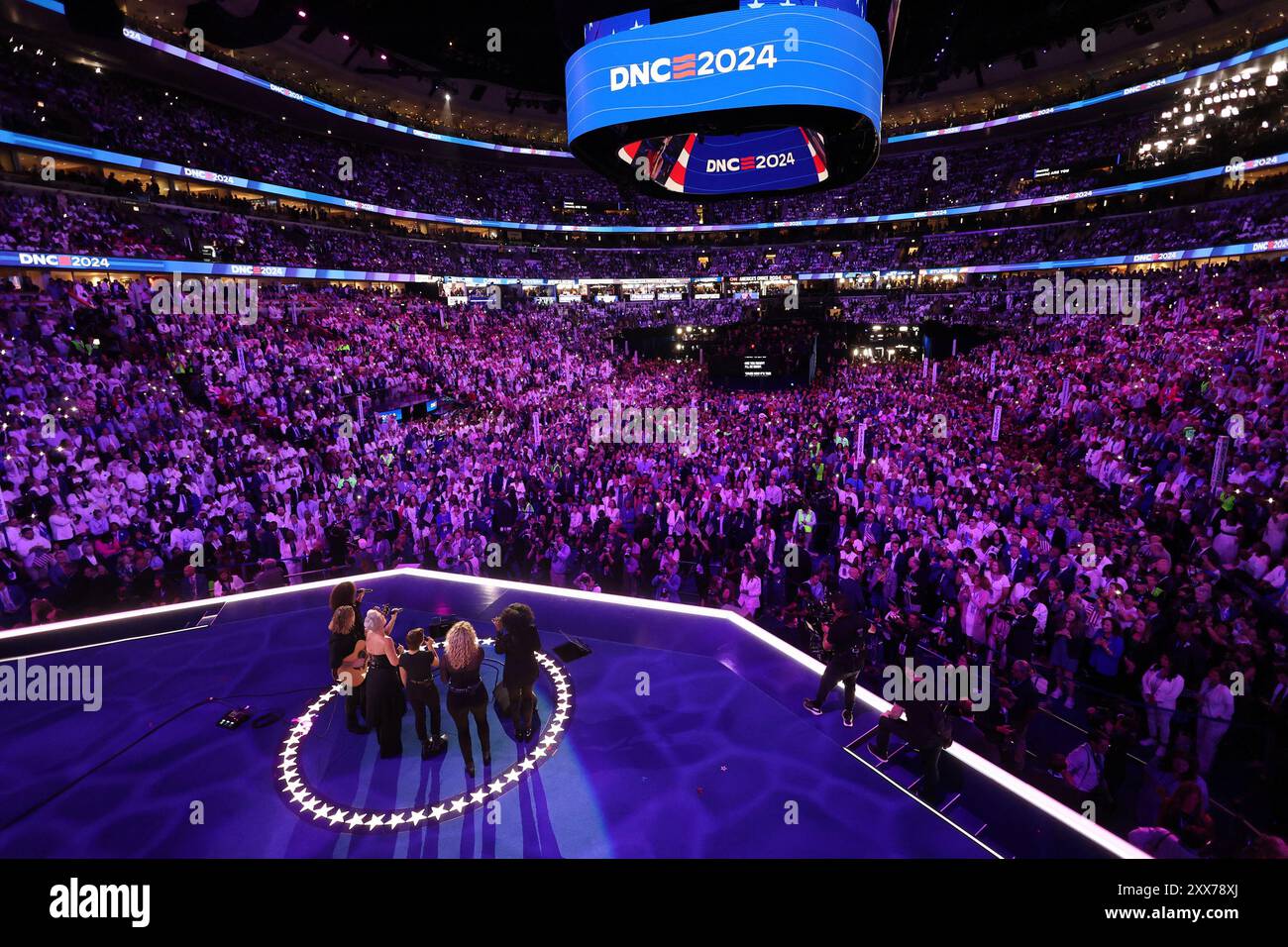 Chicago, États-Unis. 22 août 2024. Pink accompagnée de sa fille Willow se produit le jour 4 de la Convention nationale démocrate (DNC) au United Center à Chicago, le jeudi 22 août 2024. Photo de la piscine par Mike Segar/UPI crédit : UPI/Alamy Live News Banque D'Images