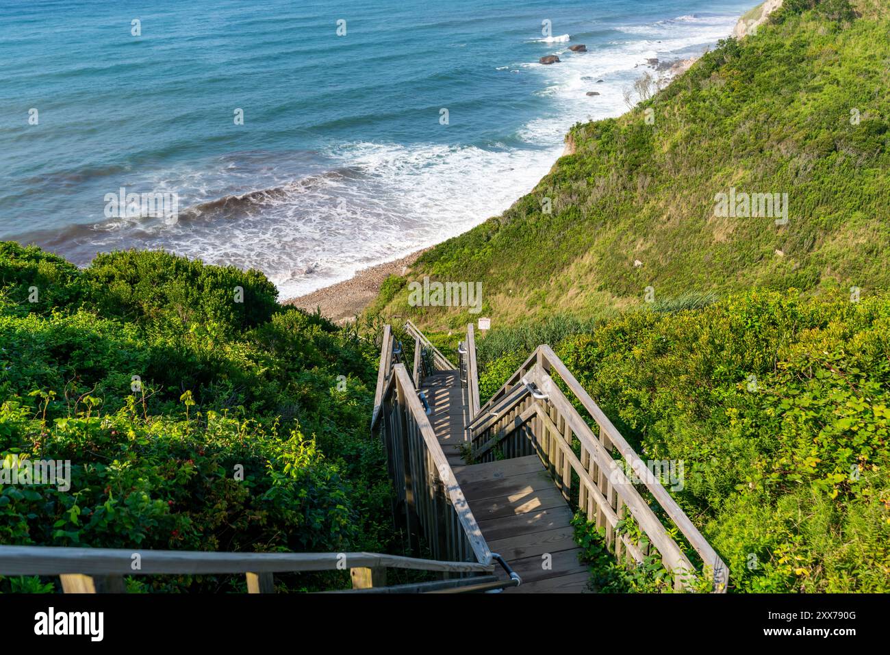 Escalier en bois menant à la plage à Mohegan Bluffs, Block Island, Rhode Island, États-Unis. Août 2024. Banque D'Images
