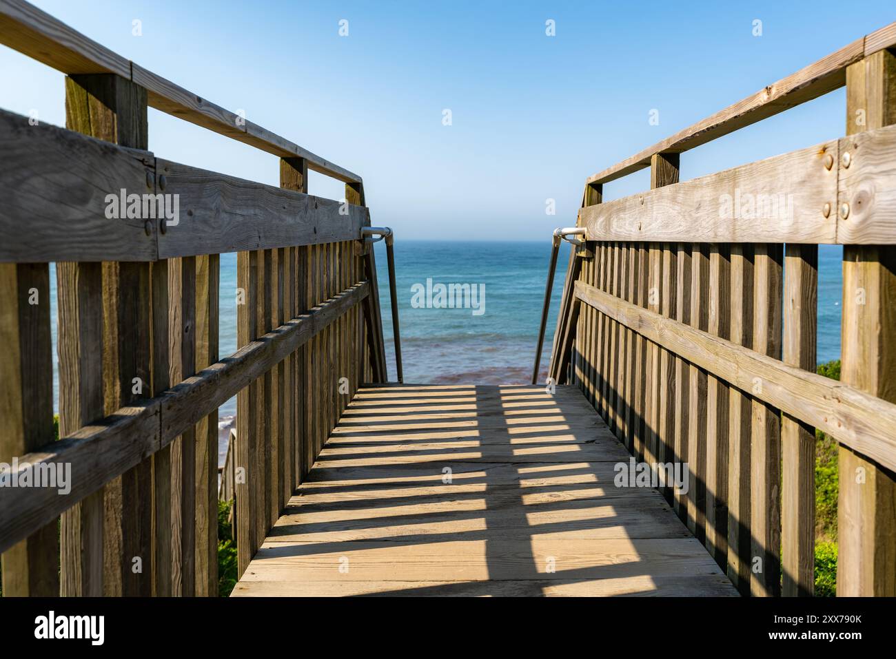 Escalier en bois menant à la plage à Mohegan Bluffs, Block Island, Rhode Island, États-Unis. Août 2024. Banque D'Images