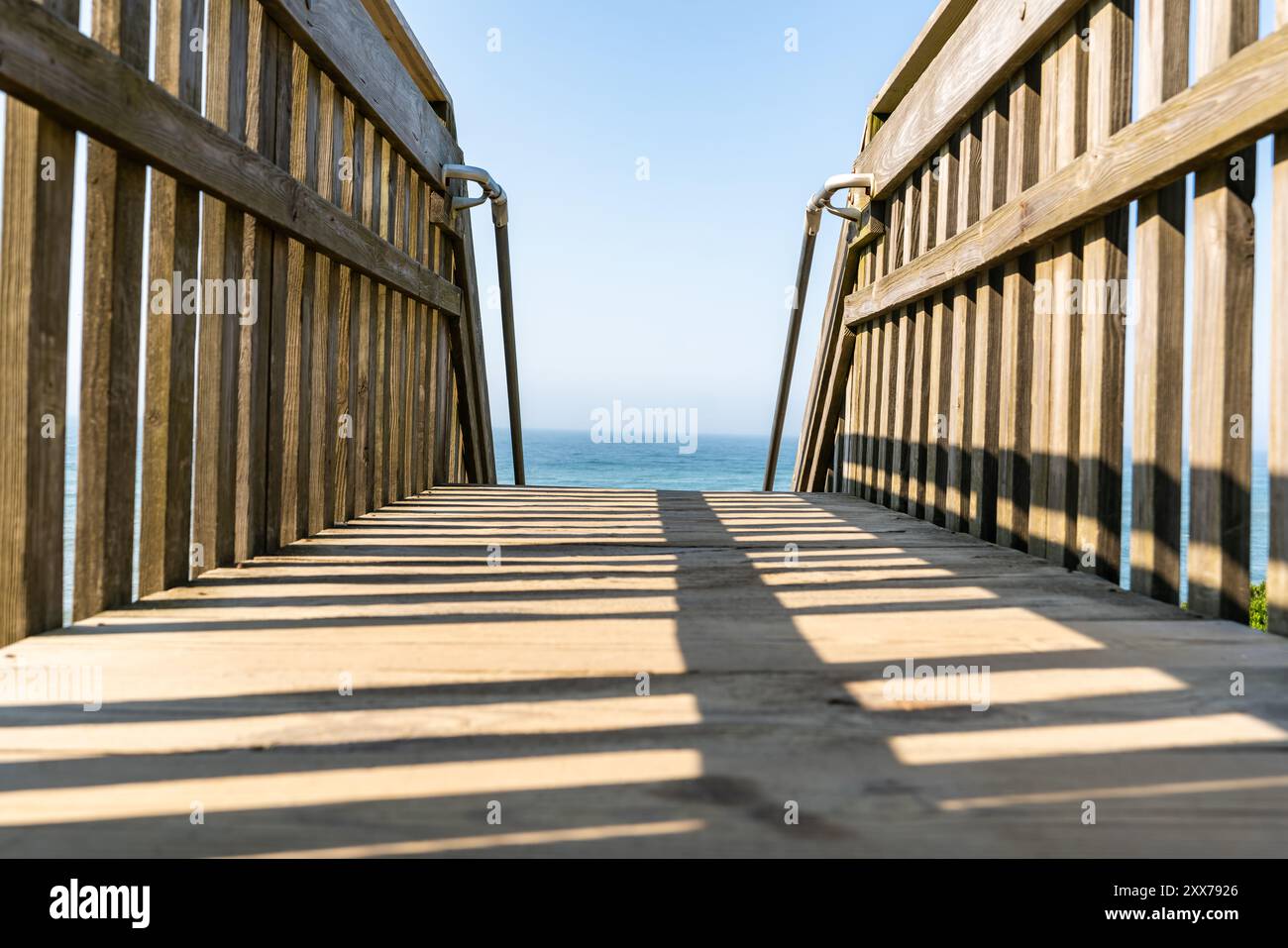 Escalier en bois menant à la plage à Mohegan Bluffs, Block Island, Rhode Island, États-Unis. Août 2024. Banque D'Images