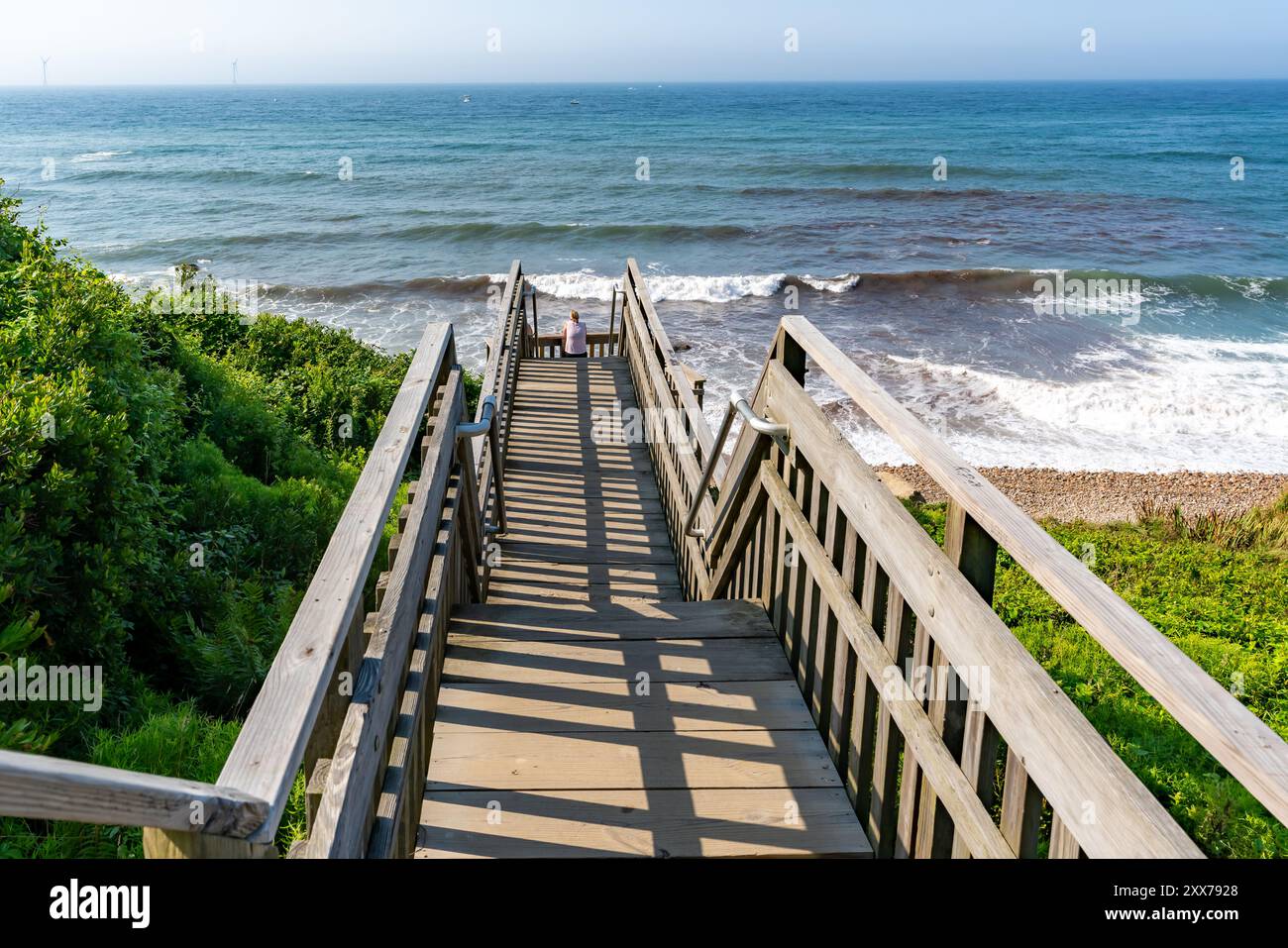 Escalier en bois menant à la plage à Mohegan Bluffs, Block Island, Rhode Island, États-Unis. Août 2024. Banque D'Images