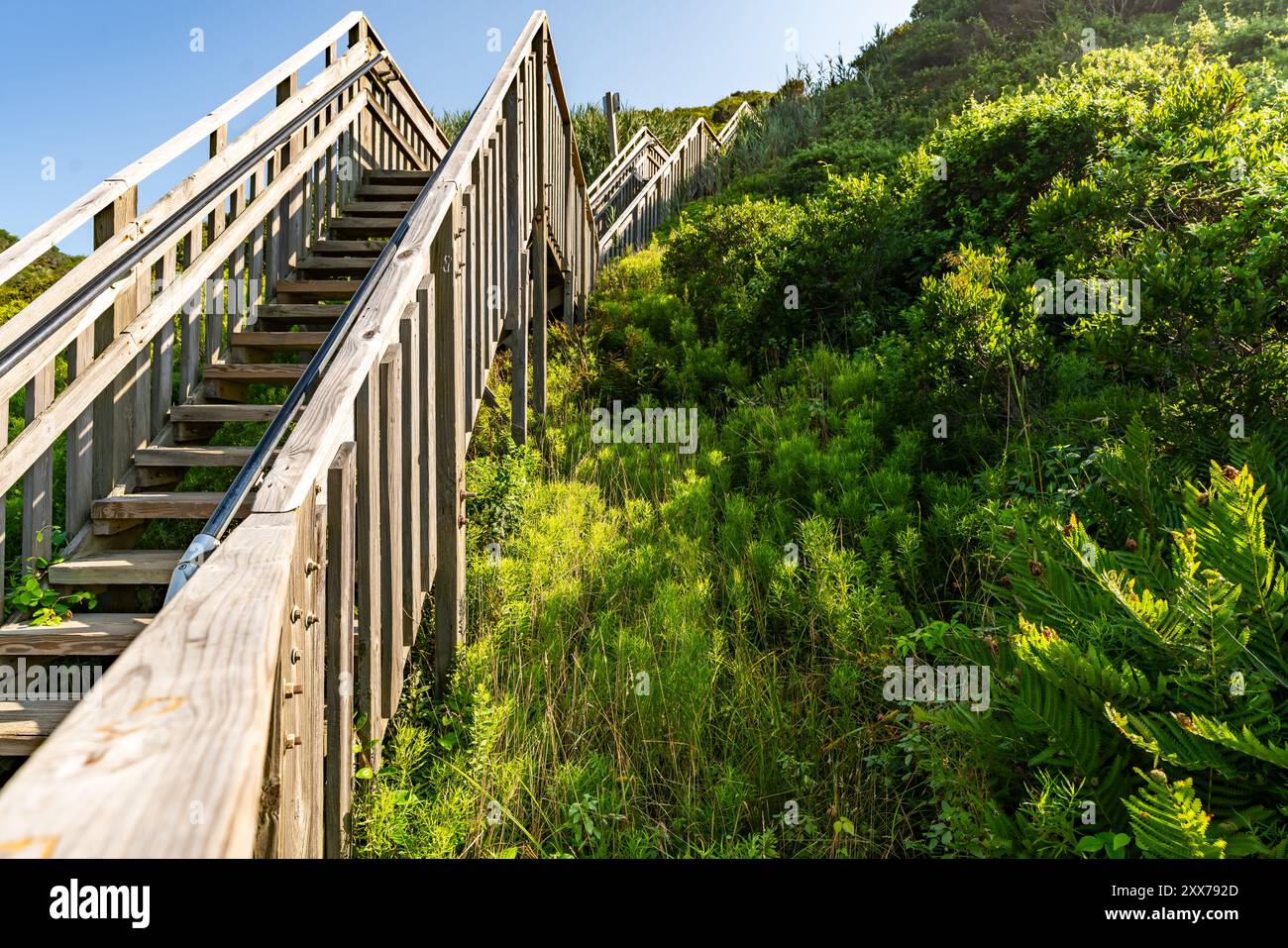 Escalier en bois menant à la plage à Mohegan Bluffs, Block Island, Rhode Island, États-Unis. Août 2024. Banque D'Images