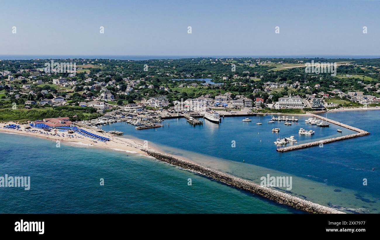 Image aérienne de Old Harbor, Block Island, New Shoreham, RI par un après-midi d'été ensoleillé. Banque D'Images