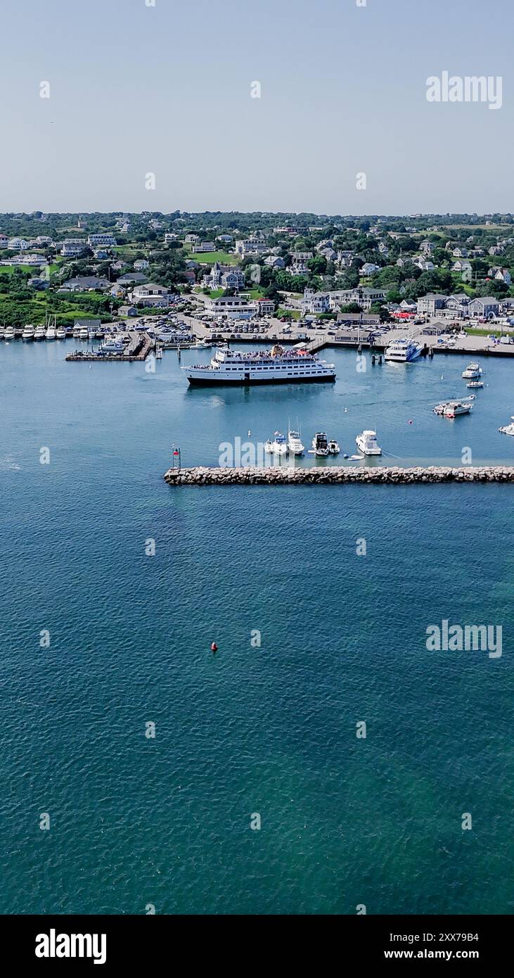 Image aérienne verticale de Old Harbor, Block Island, New Shoreham, RI par un après-midi d'été ensoleillé. Banque D'Images