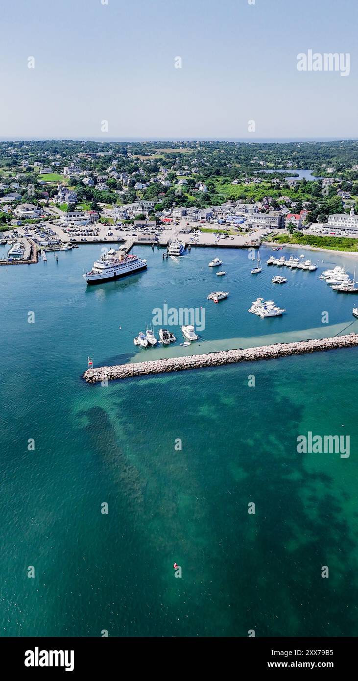 Image aérienne verticale de Old Harbor, Block Island, New Shoreham, RI par un après-midi d'été ensoleillé. Banque D'Images