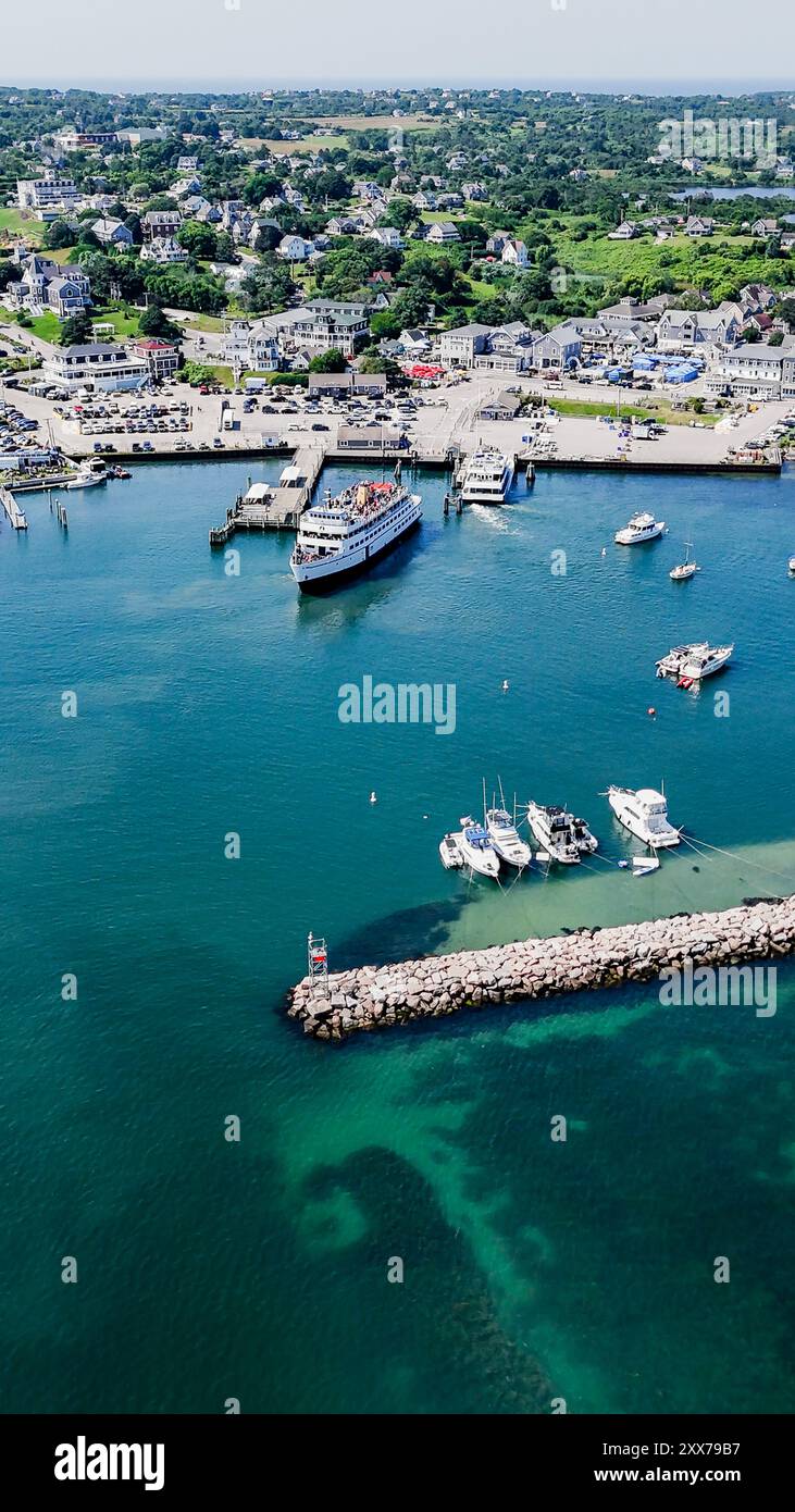 Image aérienne verticale de Old Harbor, Block Island, New Shoreham, RI par un après-midi d'été ensoleillé. Banque D'Images