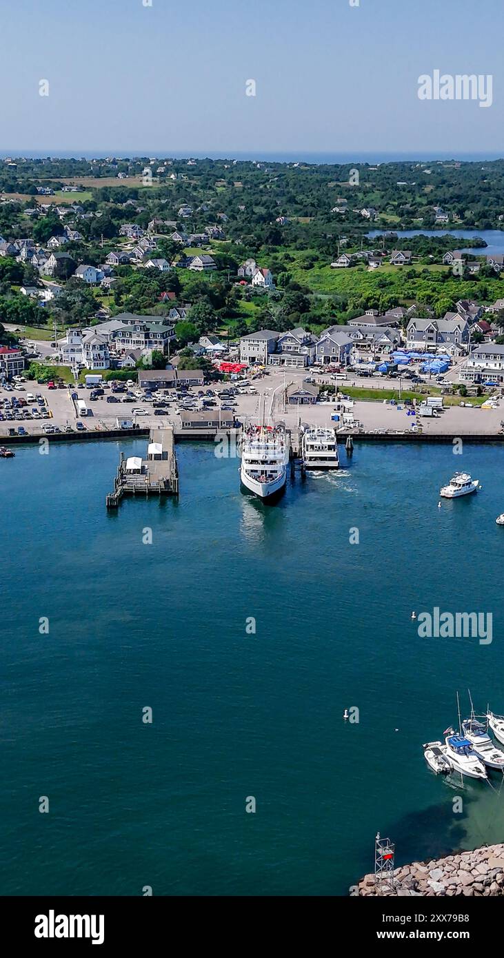 Image aérienne verticale de Old Harbor, Block Island, New Shoreham, RI par un après-midi d'été ensoleillé. Banque D'Images