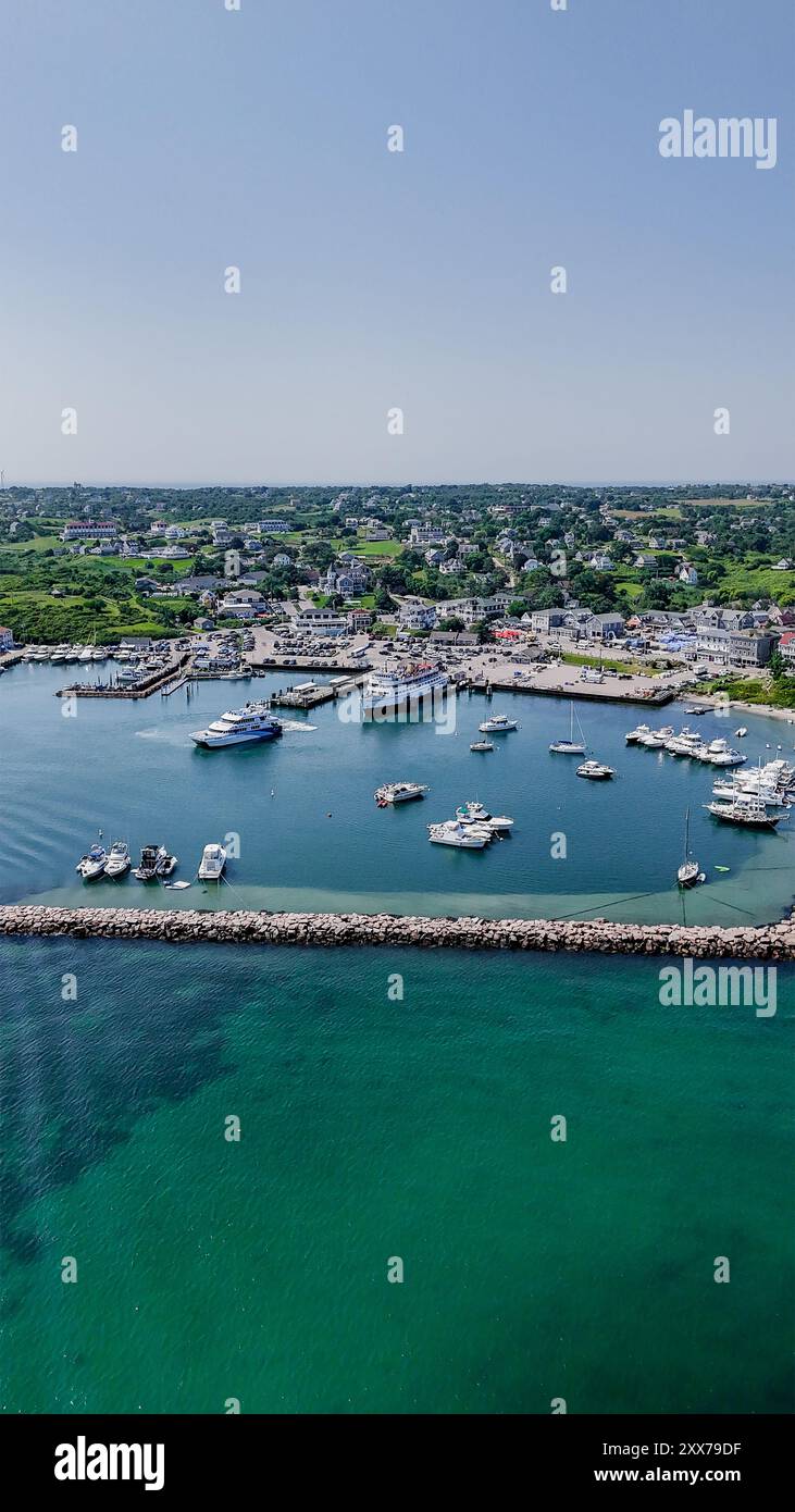 Image aérienne verticale de Old Harbor, Block Island, New Shoreham, RI par un après-midi d'été ensoleillé. Banque D'Images