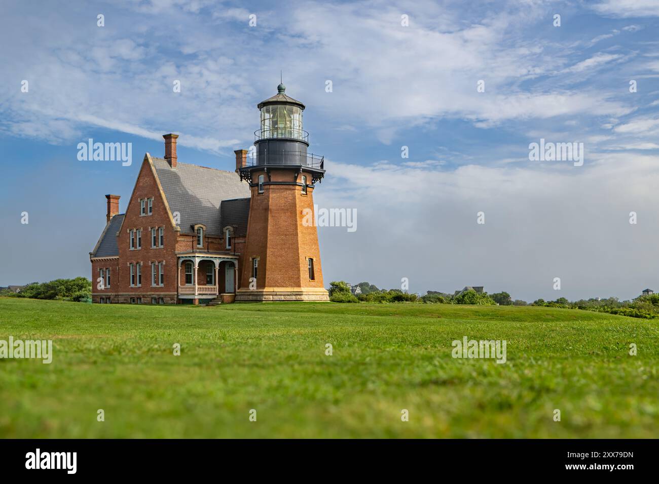 Photo estivale du phare de Block Island RI Southeast situé sur Mohegan Bluffs. New Shoreham, Block Island, Rhode Island. Banque D'Images