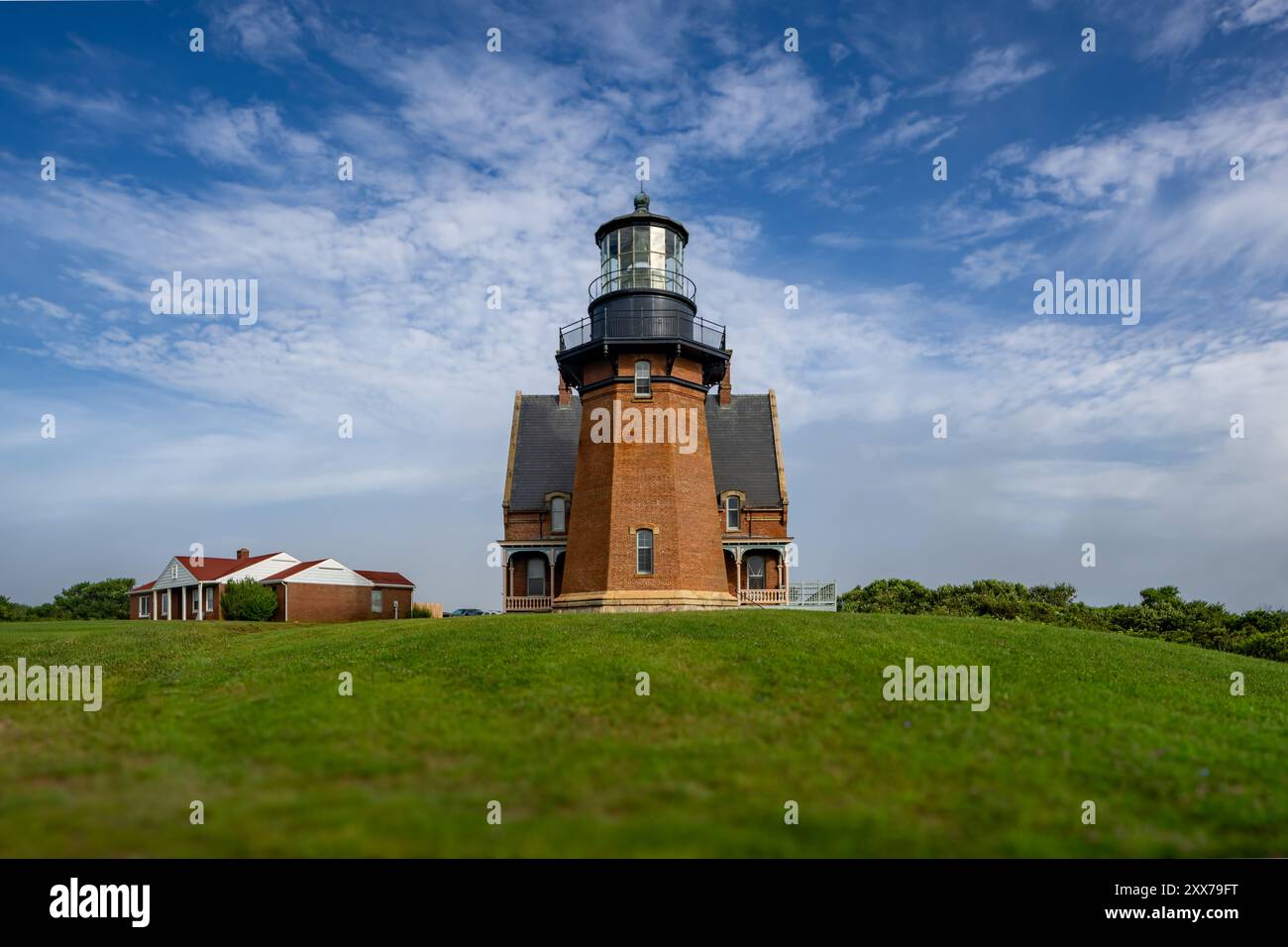 Photo estivale du phare de Block Island RI Southeast situé sur Mohegan Bluffs. New Shoreham, Block Island, Rhode Island. Banque D'Images