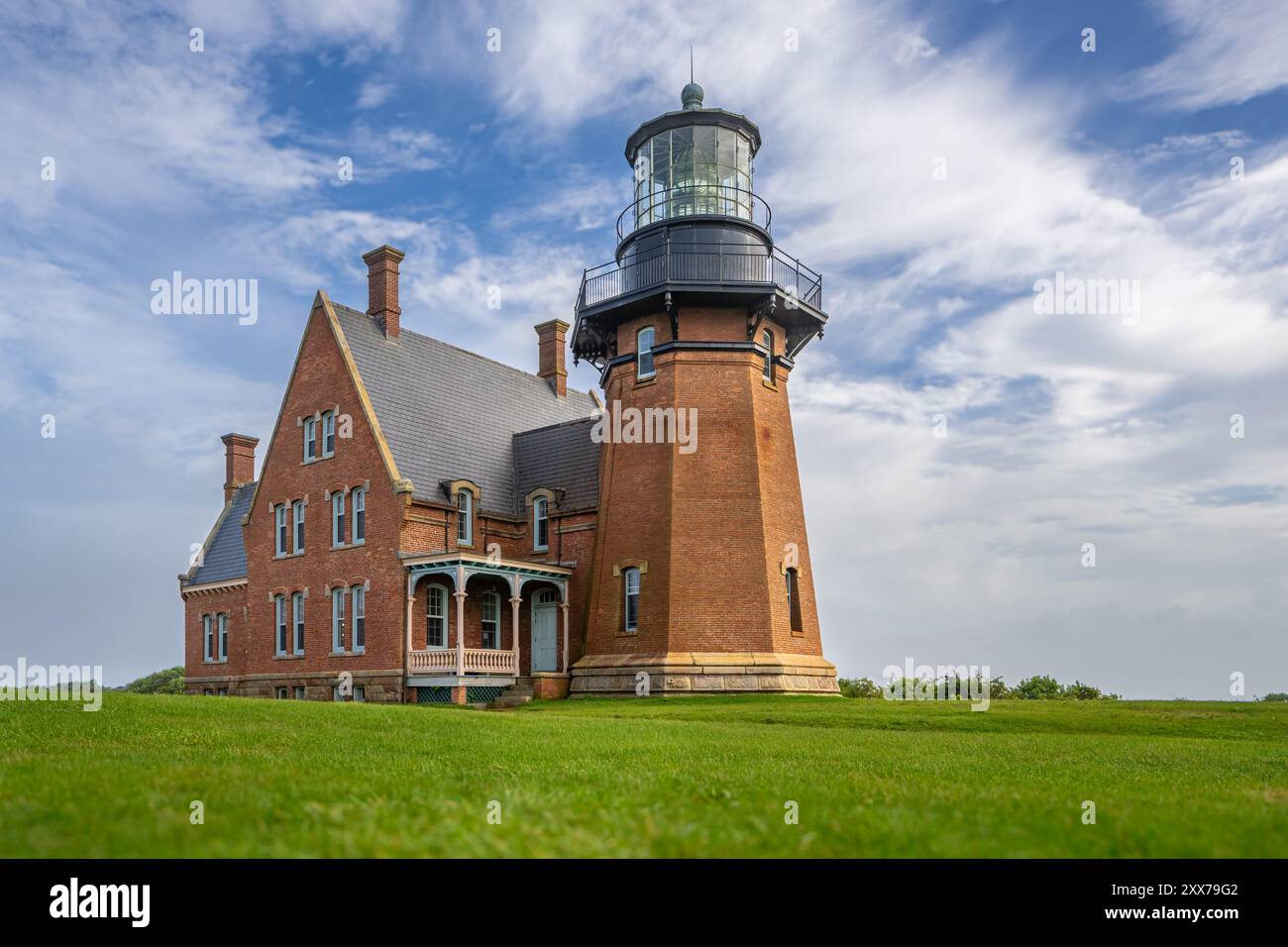 Photo estivale du phare de Block Island RI Southeast situé sur Mohegan Bluffs. New Shoreham, Block Island, Rhode Island. Banque D'Images